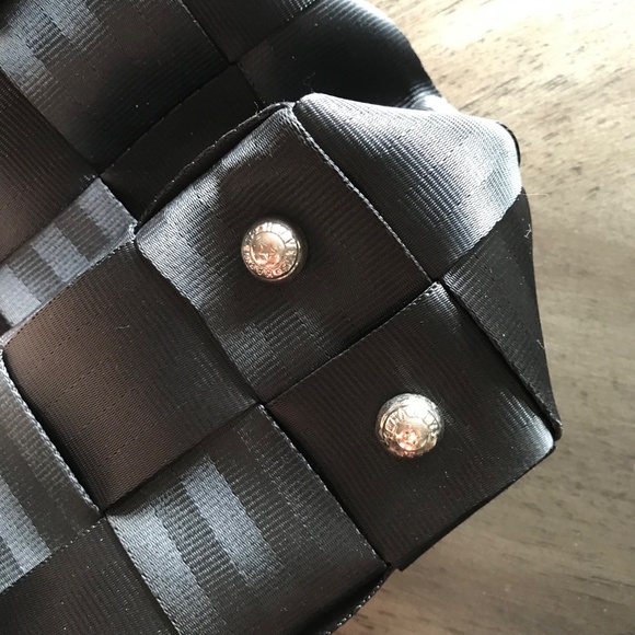 Harveys Seatbelt Bag Black Tote - Picture 4 of 15